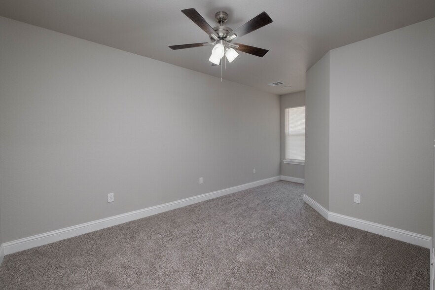 Building Photo - 405 38th St