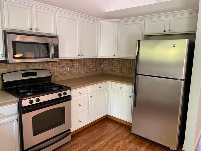 Building Photo - Wonderfully updated and maintained 3 bedro...