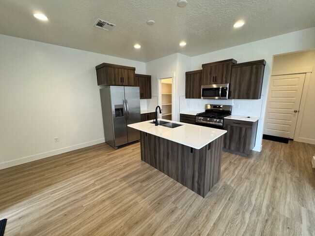 Building Photo - Beautiful 3 bed 2.5 bath Home!