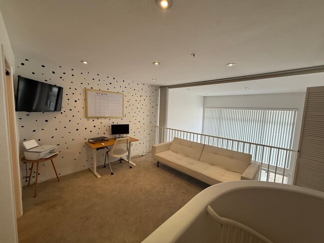 Building Photo - Charming Loft - 2 bed/ 2.5 bath in prime downtown San Diego!