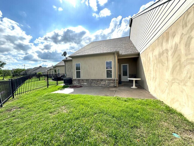 Building Photo - Stunning 2 bedroom 2 bathroom townhome in ...