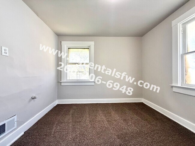 Building Photo - 3 Bedroom House