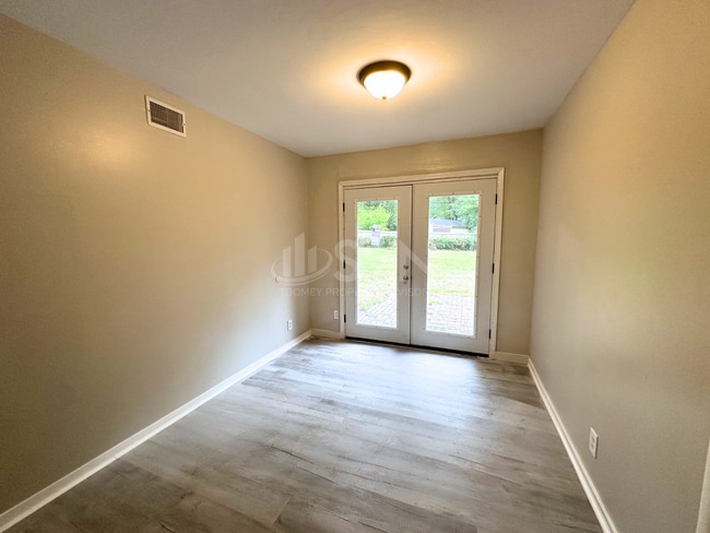 Building Photo - 1104 Garland Dr