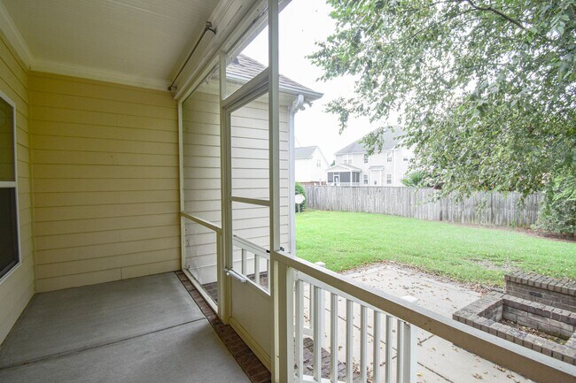Building Photo - 4 Bedroom 2.5 Bathroom- Small Dogs Considered