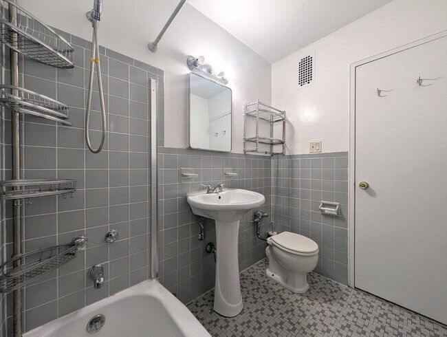 Building Photo - 225 St Pauls Ave