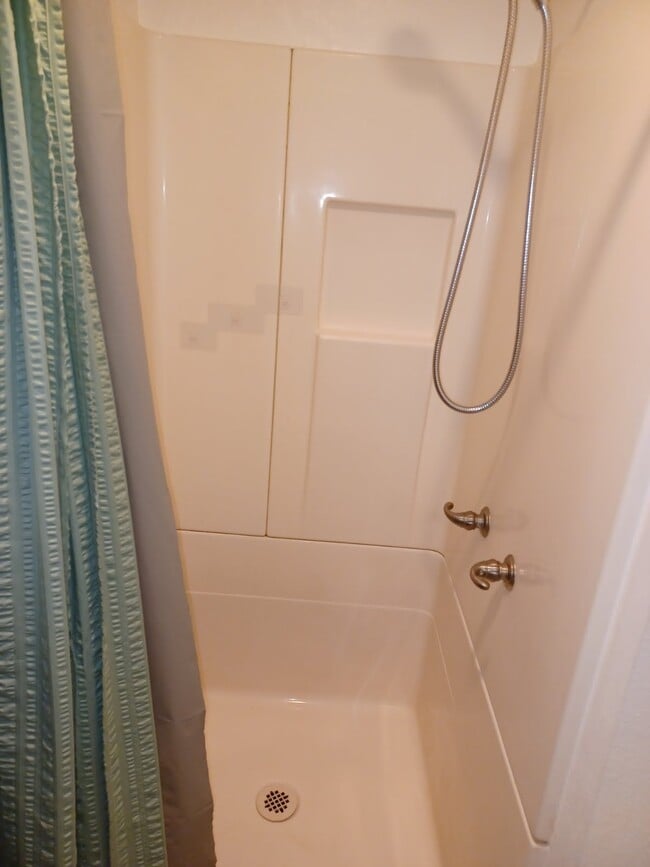 Shower - 7649 Beckett St