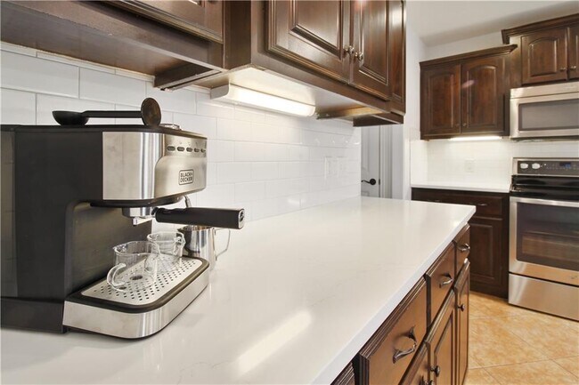 Building Photo - 958 Stone St