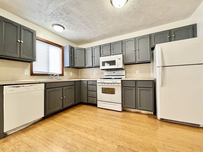 Building Photo - Four Bedroom Duplex in Kentwood