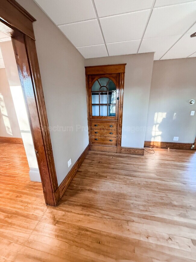 Building Photo - 584 Pleasant St