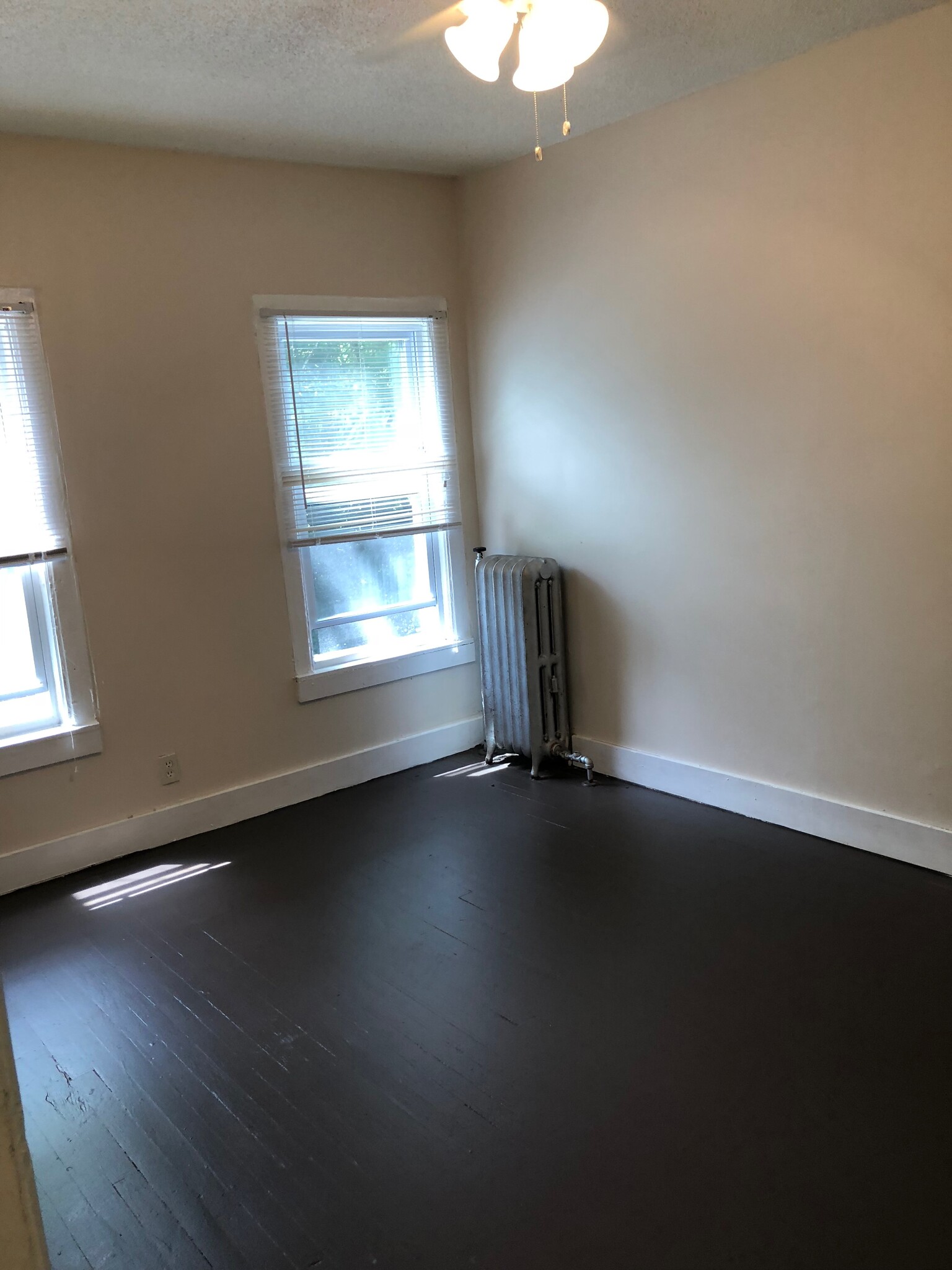 Nice sized bedroom - 10000 Lamont Ave