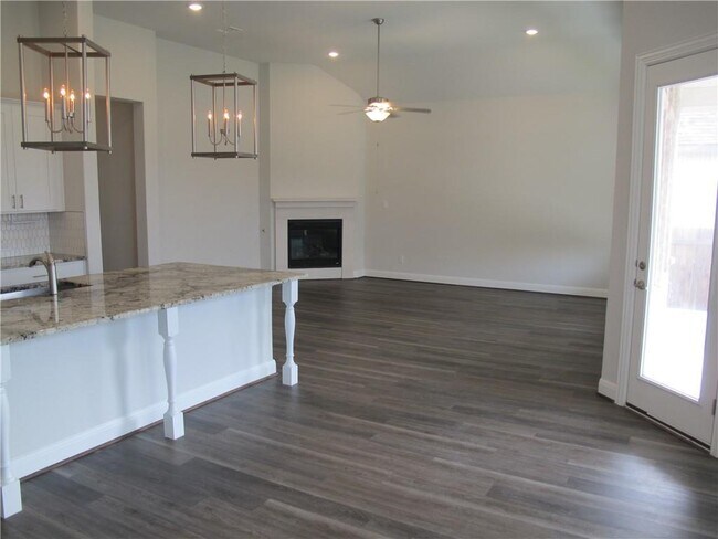 Building Photo - 635 Spinnaker Loop