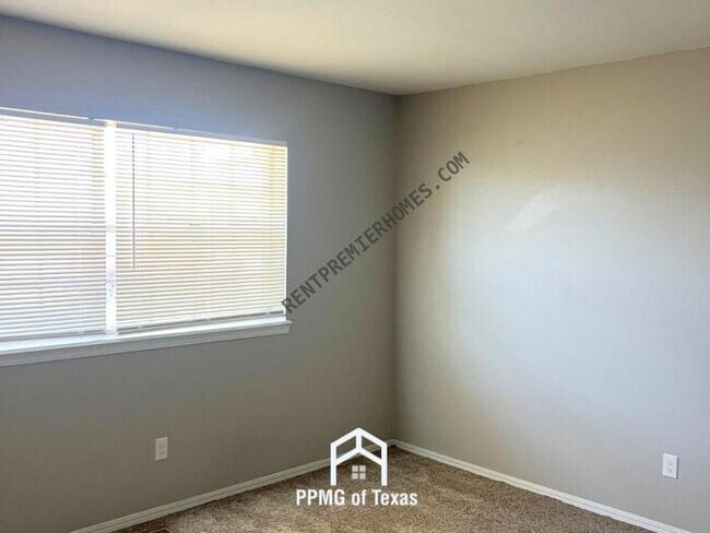 Building Photo - 10904 N Linn Ave