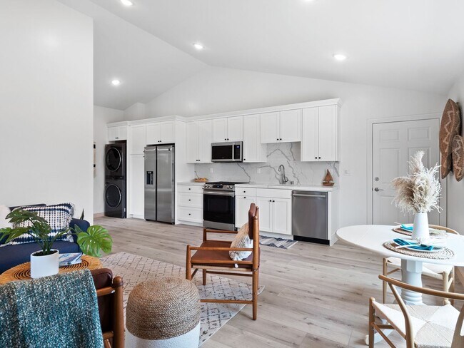 Building Photo - Modern & Gorgeous Private 2 BD / 1 BA Uppe...