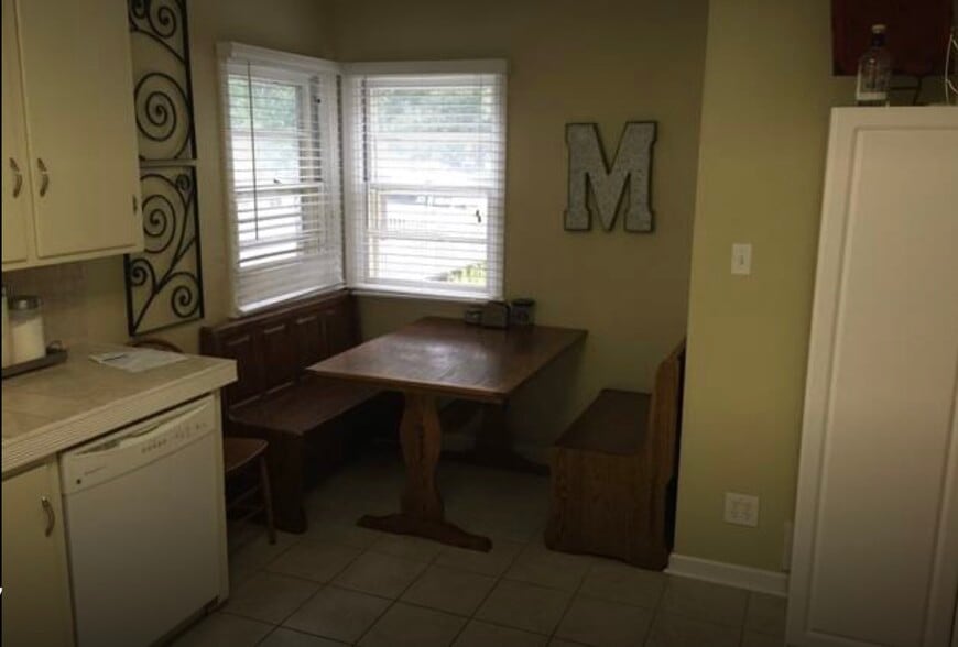 Breakfast Nook - 3727 Dillon Ave