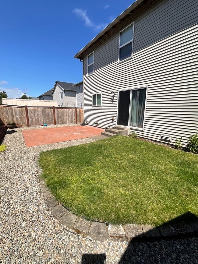 Building Photo - Just in Time for School!!! Beautifully Lan...