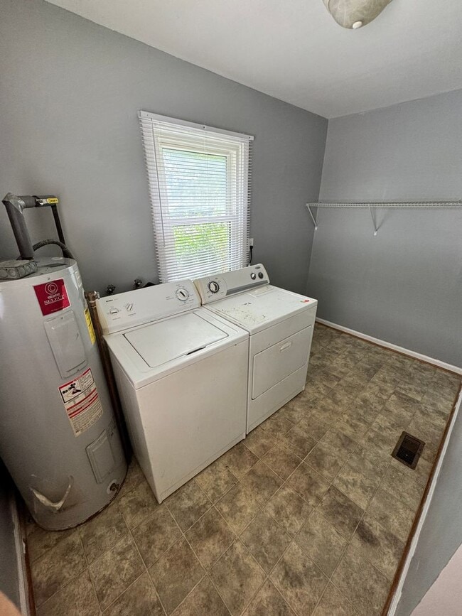 Building Photo - 3 bedroom house on quiet dead end! All ele...