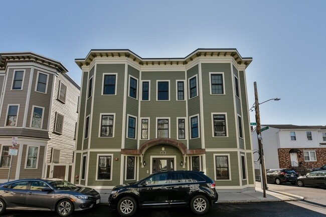 Building Photo - 721 E 6th St