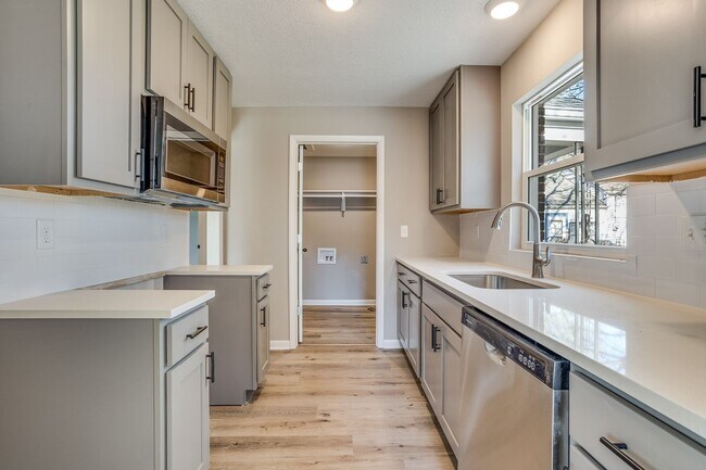 Building Photo - Perfect 2 Bed 1 Bath