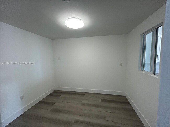 Building Photo - 1250 NE 125th St