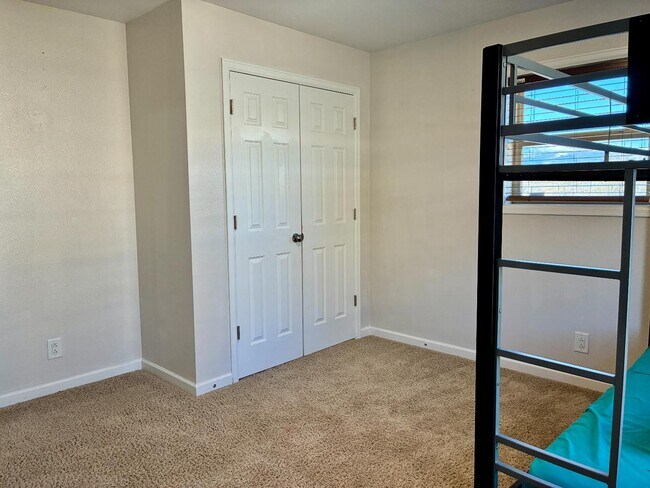 Building Photo - 1009 Forrest Dr