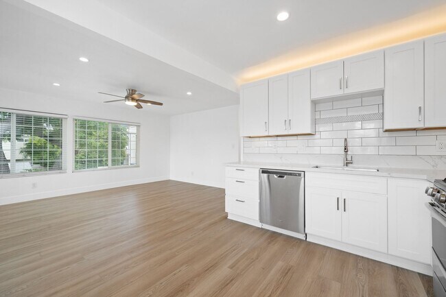 Building Photo - 520 Poinsettia Ave