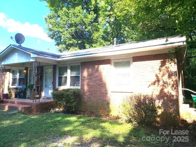 Primary Photo - 956 S Hoskins Rd