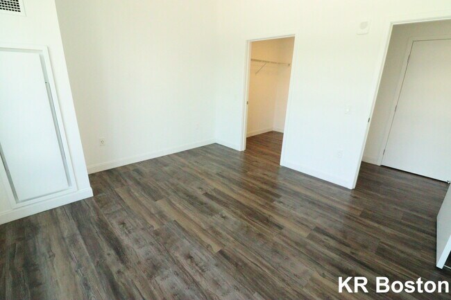 Building Photo - 100 Guest St