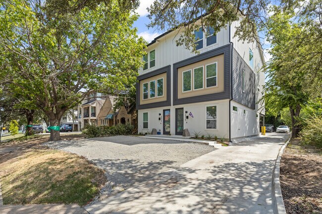 Primary Photo - 3313 S University Dr