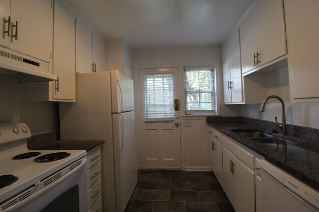 Building Photo - May FREE On This 2 Bedroom 1 Bath Duplex In The Waldo Area
