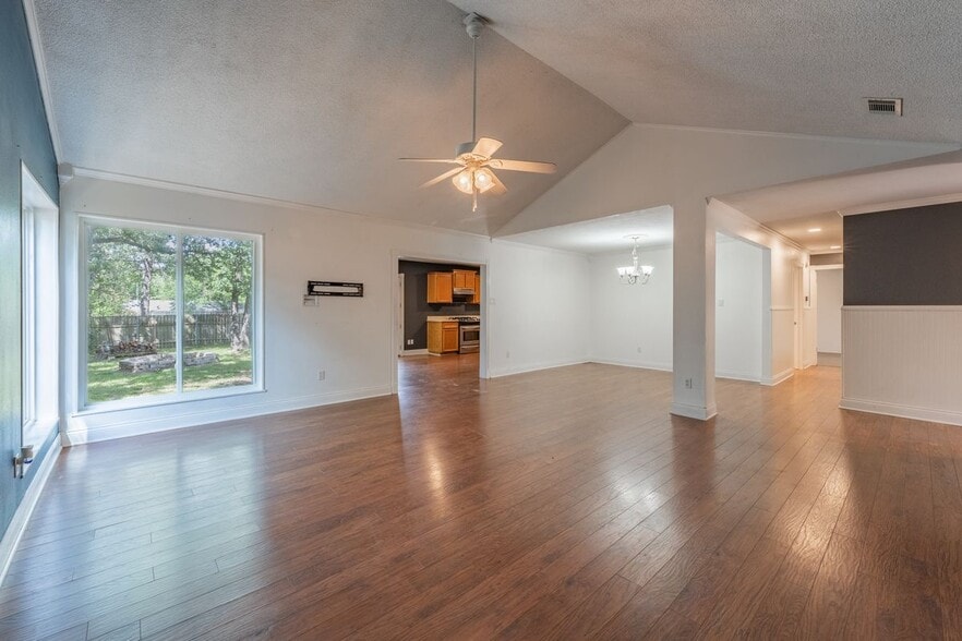Building Photo - 501 Calhoun Dr