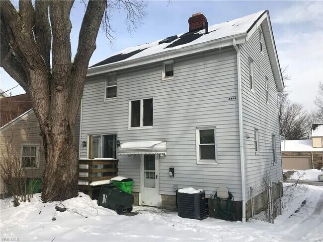 Building Photo - 1492 Maplegrove Rd