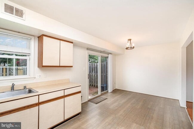 Building Photo - 7624 Wedgewood Dr
