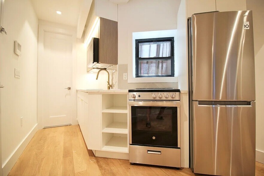 Building Photo - 223 E 96th St