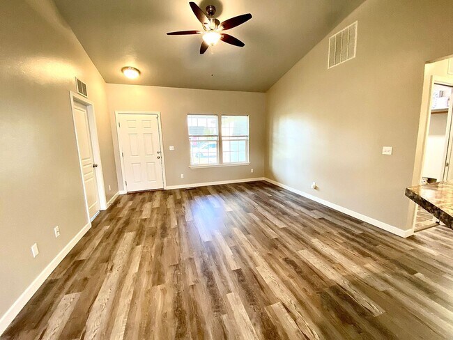 Building Photo - 4 Bedroom + Bonus with 2 baths available 8/22