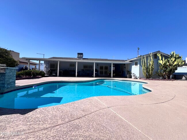Building Photo - 2435 E Balboa Dr