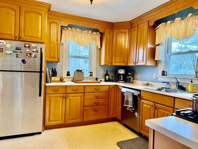 Building Photo - 740 Belmont St