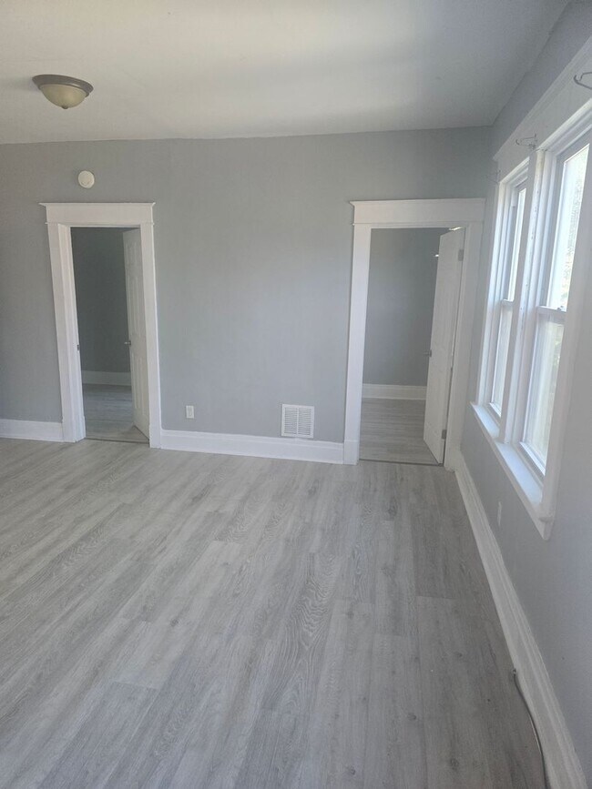 Building Photo - Three Bed 1 Bath Apartment for Rent!