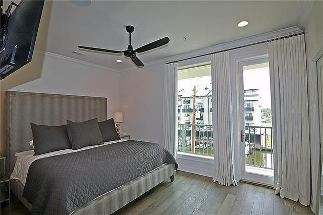 Building Photo - 2-Bed, 3-Bath on Pontchartrain Blvd – Your New Orleans Oasis Awaits!"