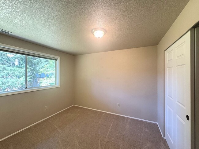 Building Photo - Charming 3-Bedroom Home in Desirable Gem Heights