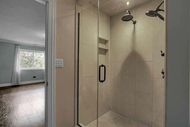 Building Photo - 1002 Castilian Ct