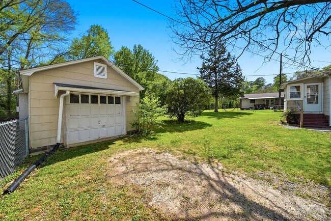 Building Photo - Charming 2BR Ranch with Spacious Yard & Ample Parking