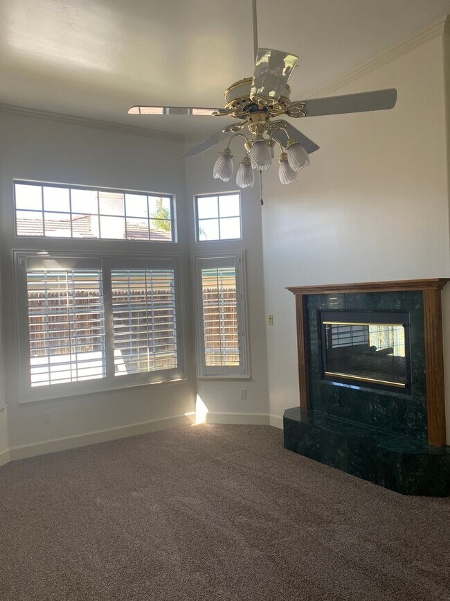 Building Photo - Gorgeous 3 Bedroom 2 Bath Home