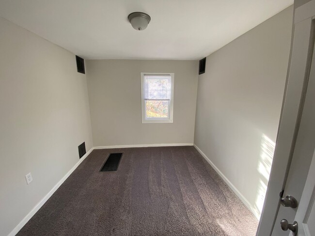 Building Photo - COLERAIN - Adorable 2+ bed 1 bath ranch on...