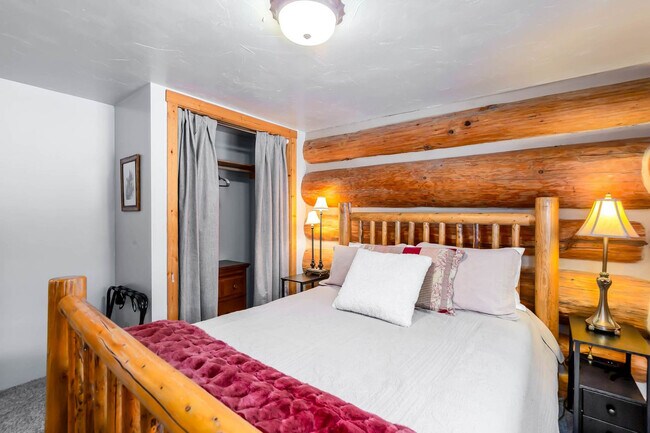 Building Photo - 55823 Wood Duck Dr