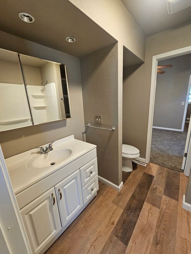 Building Photo - 2 bedroom | 1 bathroom | 1 car detached shop or garage | Large lot | Pets welcome!