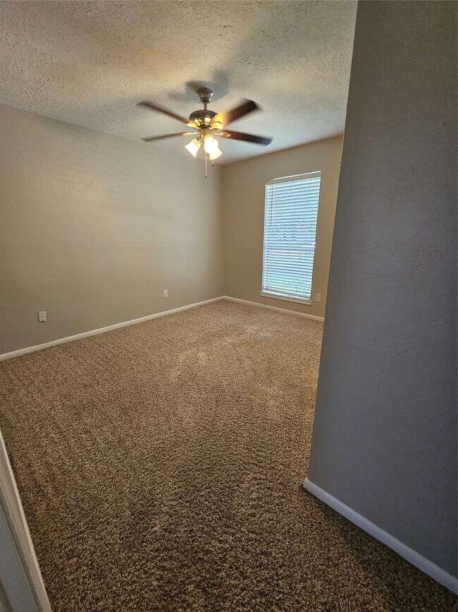 Building Photo - 2312 Meadow Green Dr
