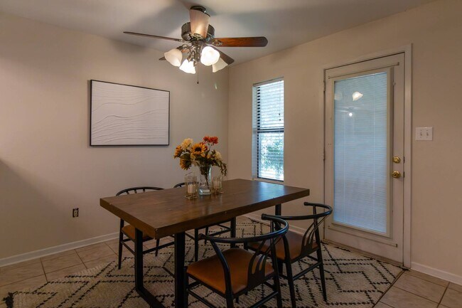 Building Photo - 1609 Ronstan Dr