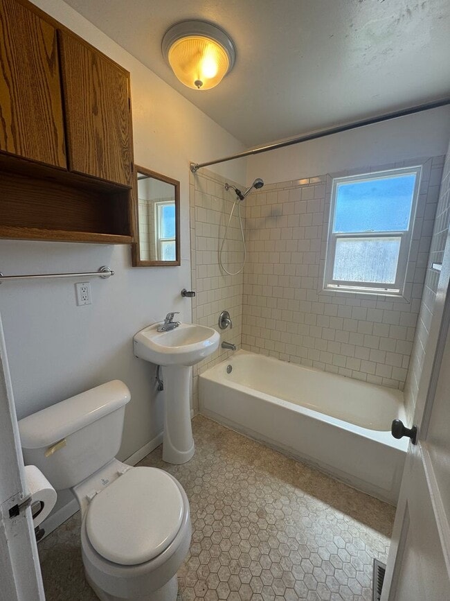 Building Photo - 2 bed 1 bath house in great neighborhood -...