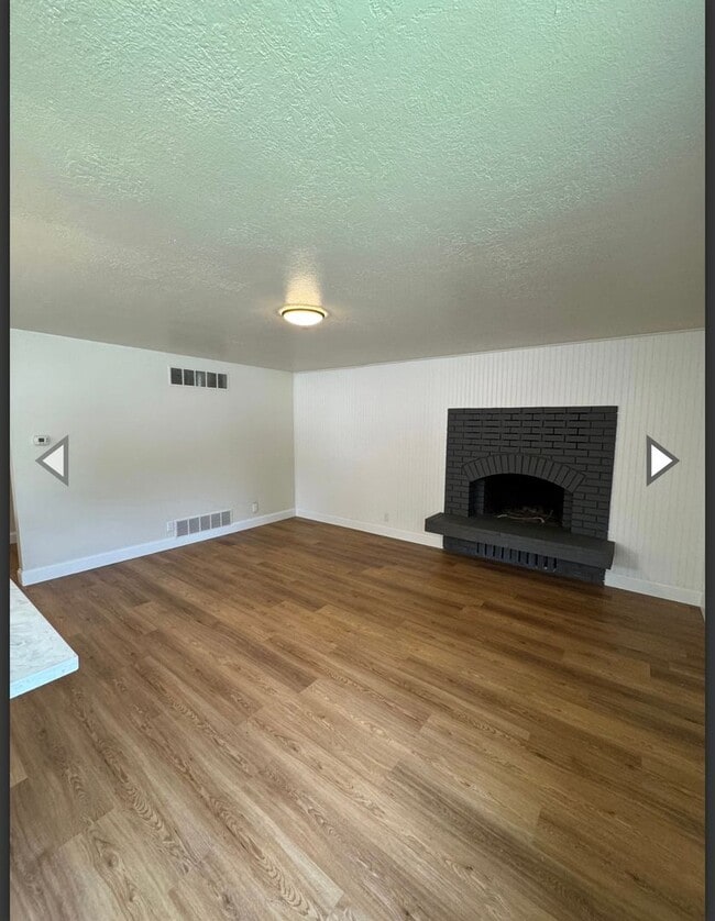 Building Photo - 2 Bed 1 Bath Duplex with Garage,