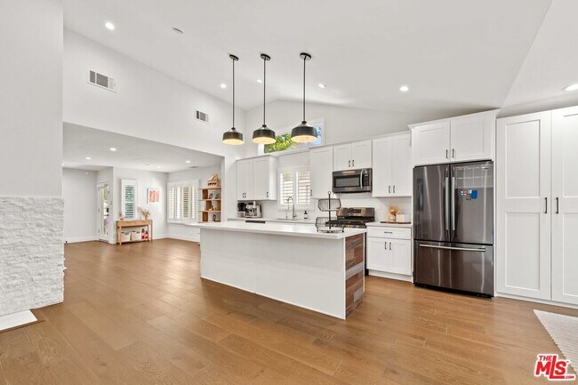 Building Photo - 11642 Acama St